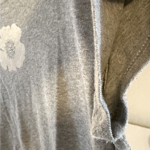 GUC - Tee Shirt (Gray) with White Center Flower with Tiny Rhinestones (L) - Picture 7 of 8